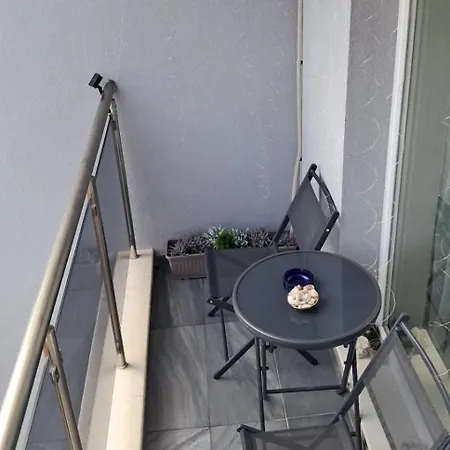 Apartment Breeze Retreate With Balcony & Parking Lot Warna