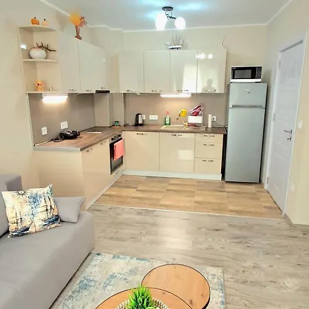 Breeze Retreate With Balcony & Parking Lot Apartment *