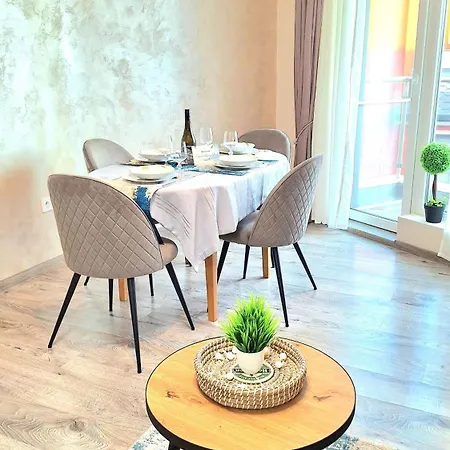 Apartment Breeze Retreate With Balcony & Parking Lot *