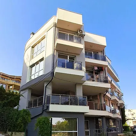 Apartment Breeze Retreate With Balcony & Parking Lot *